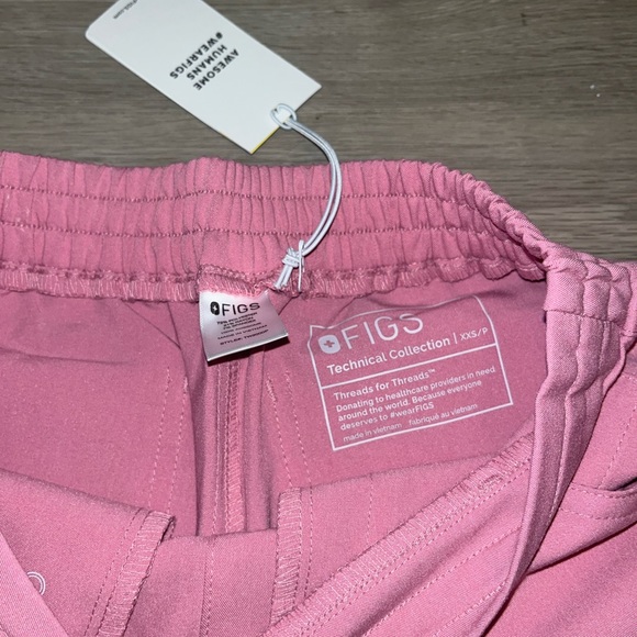 Limited Edition Figs Chalk Pink Yola Cargo Scrub Pants - Picture 4 of 5